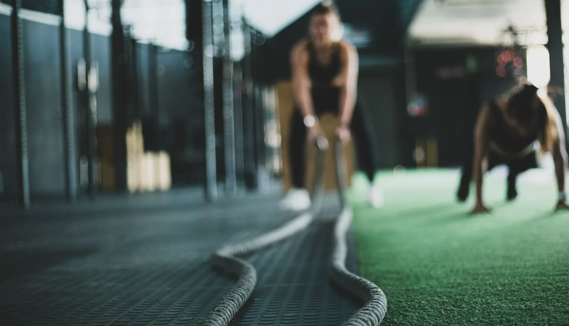 Två personer tränar med battle ropes
