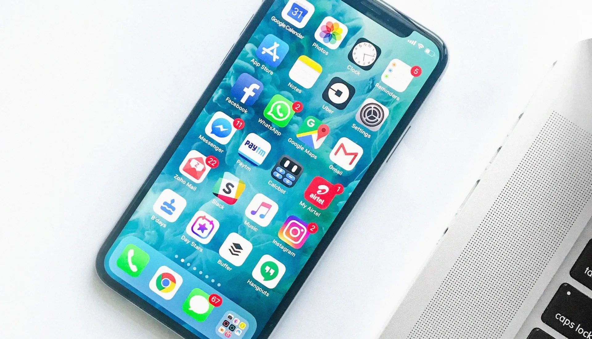 Mobiltelefon på ett skrivbord