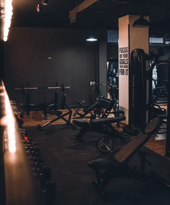 Gymlokal med träningsbänkar och maskiner